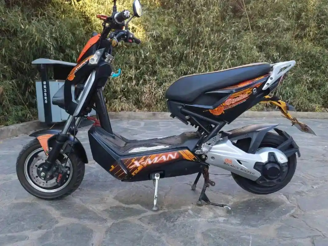 绝版车型雅迪战警一台,60伏20安的电池,整车成色如图,实车拍照,前碟刹