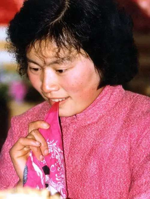 上一页 下一页 作品名称: 农村新娘  作品描述: 八十年代农村新娘的