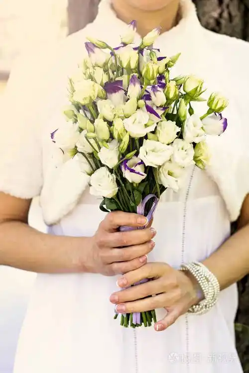 新娘手中一束美丽的春天花朵