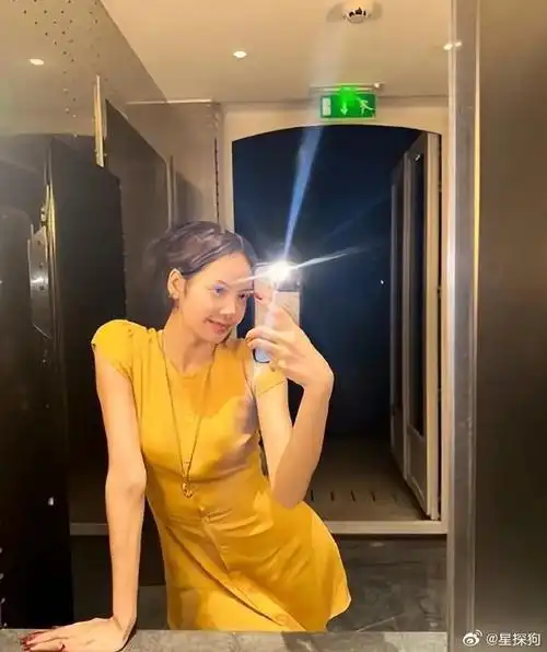 lisa坐路边喝红酒#lisa ins更新巴黎度假碎片,是素颜对镜自拍的门女