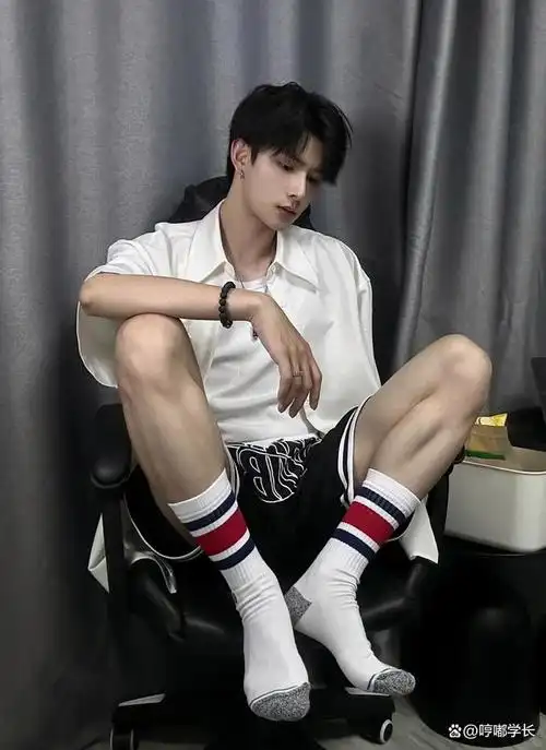 性格斯文,内向的酷帅理工男生,衬衫 t恤牛仔裤,既个性又显邋遢