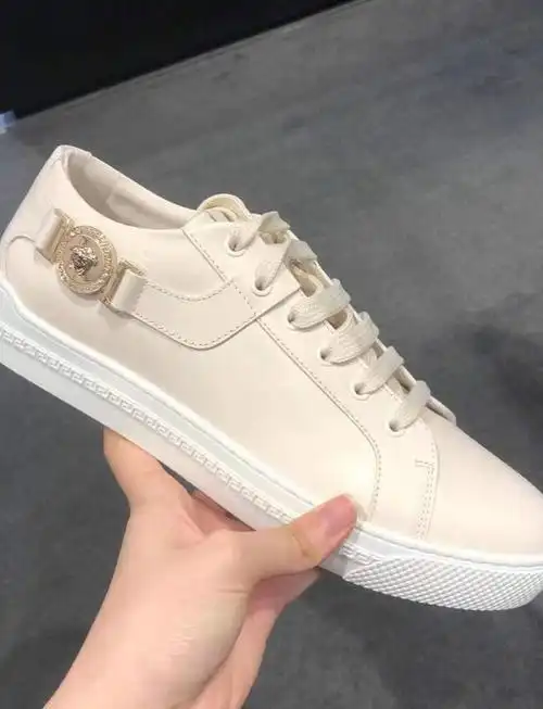 范思哲特价女款板鞋女鞋