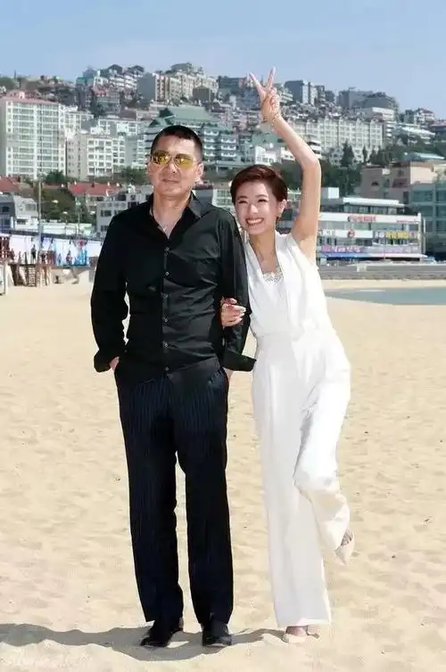 这么看陈建斌跟她还挺般配的呢!