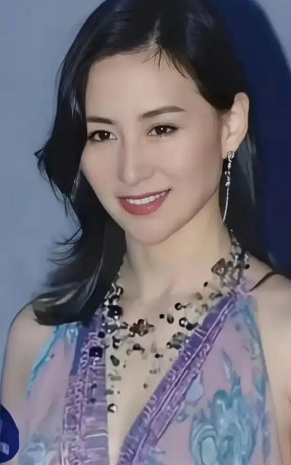 何超琼:年轻时是一个纯真明媚佳人,精致面孔自带温柔气质