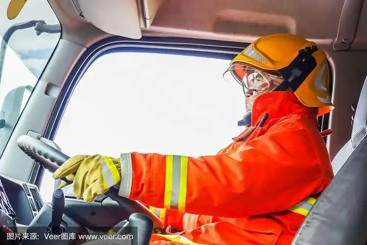 自信成熟的消防队员驾驶消防车,在车站以通讯的室内视角