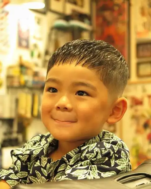 今天就给大家带来了十一最帅气小男孩发型15款,时尚还有型,快快收藏吧