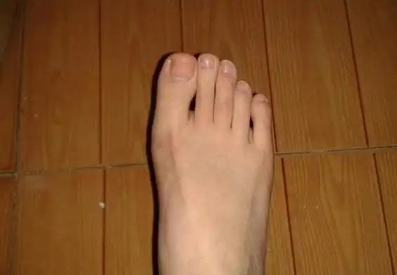 俗话说二拇脚趾头长长大了不养娘从脚看人品有道理吗