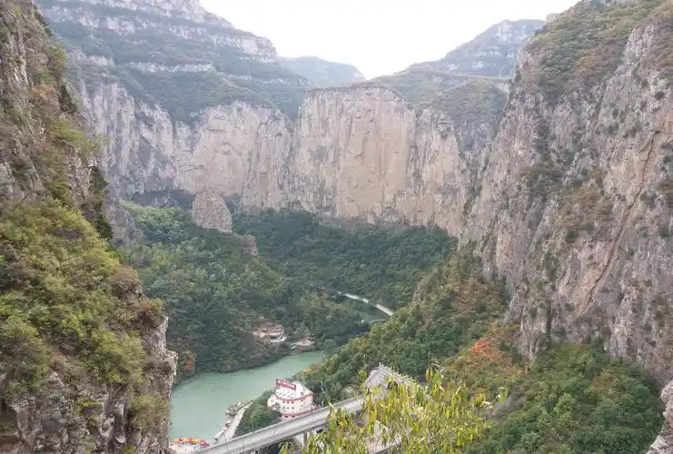 井底挂壁公路,虹霓大峡谷,虹梯关山西好风光