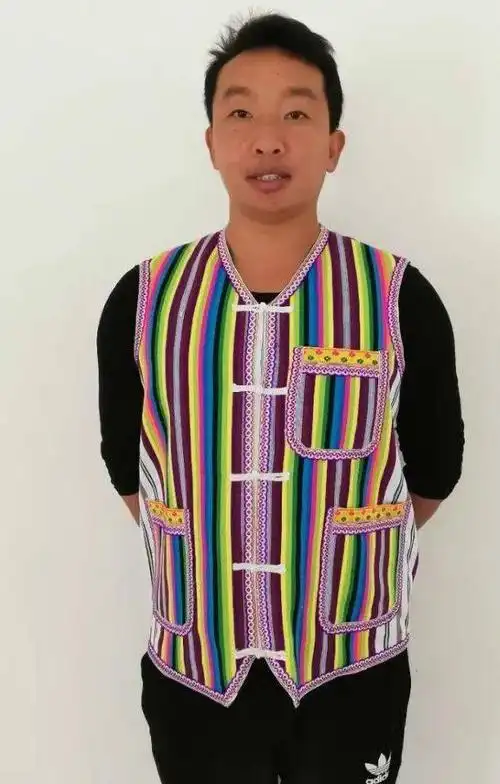 现代日常生活装独龙族饰品独龙族男女都还喜欢佩戴装饰品,传统的佩戴