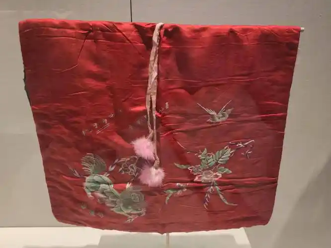 就是斗篷披风之类的御寒长外衣quot鹤氅quot二字,晋已有之鹤氅是汉服