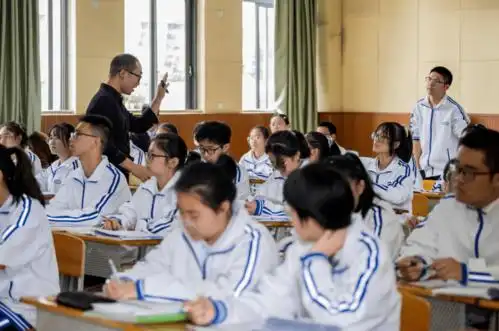 爱成都迎大运最美校园伴我行丨成都三中