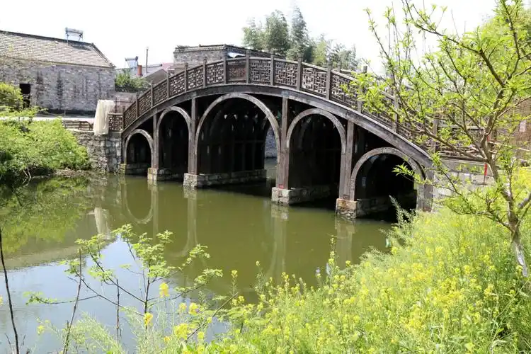 木桥的结构造型真优美.