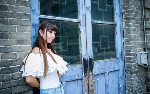 美女大学生校园青春美女性感户外写真图片