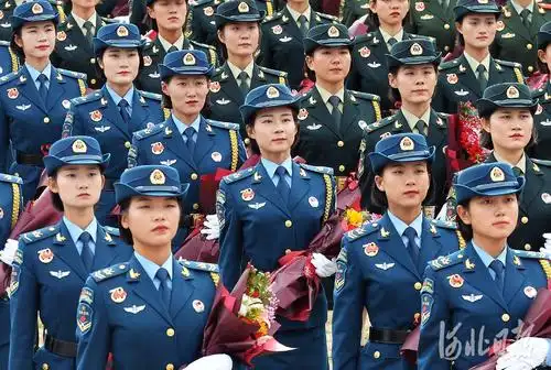 铿锵玫瑰绚丽绽放 受阅女兵载誉而归