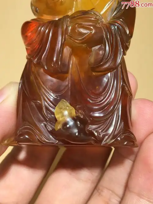 老琥珀雕人物携金蟾摆件,原矿天然琥珀老琥珀雕件精品琥珀摆件_自由
