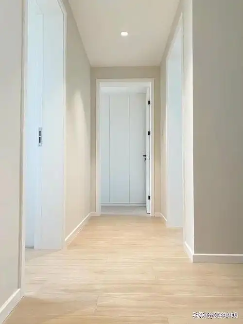 与地同色此方案适用于实木地板,踢脚线选择和木地板一样颜色和纹理,是