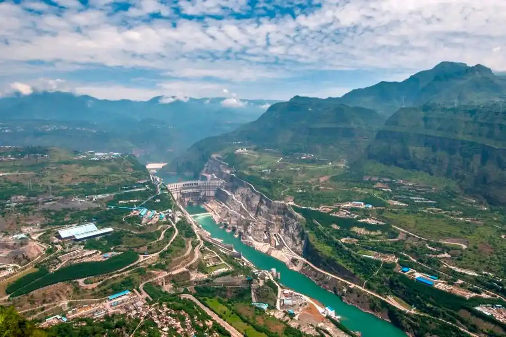 金沙江下游四座梯级电站今年首次全开运行