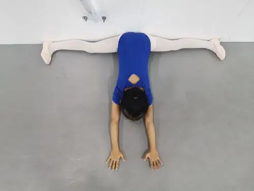 罗云希(横叉) 机灵聪明的你,横叉的开度进步很多,但是还需继续加油哦