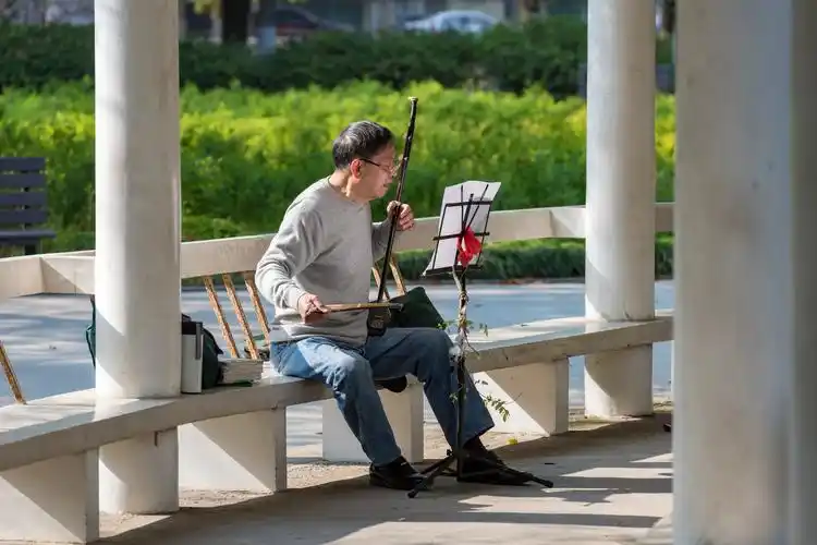 自娱自乐之拉二胡