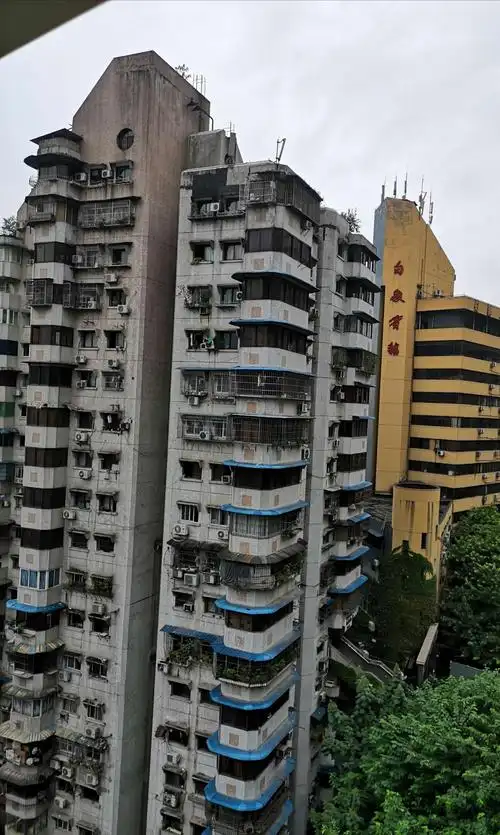 据导游介绍,这是一栋最早建造在江边的24层居民楼,没有电梯