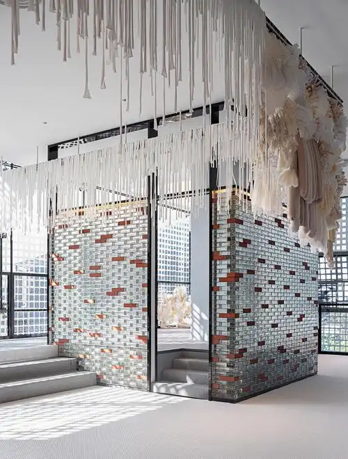 玻璃砖,红砖,黑框线,方格, 错落地组合出细腻的空间美学.