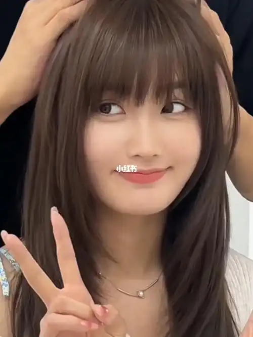 这种设计不挑脸型  基本适合所有女生的发型73整体发型层次感,下面