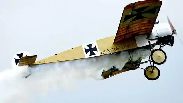 实拍一战时的老式战斗机升空飞行展示,还真是不服老