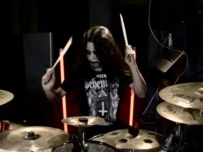 这样的尸脸黑金属鼓手见过没有