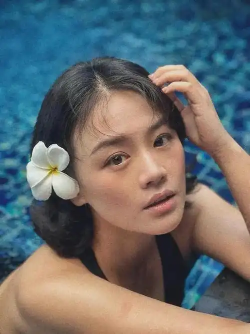 马思纯的出水芙蓉照,她的五官似乎没有一点瑕疵呢