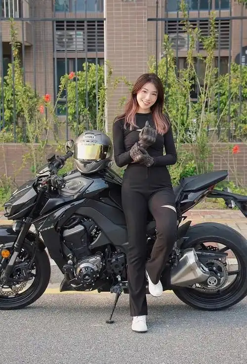 爱骑摩托车的女孩充满一种野性美