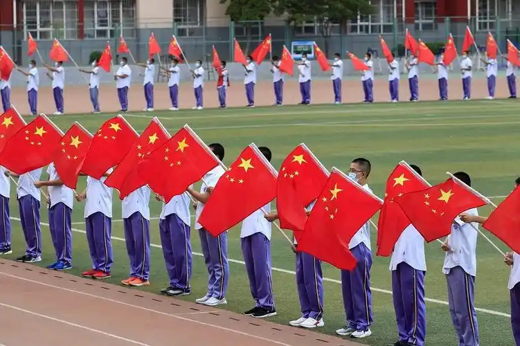 五星红旗飘起来壮观100名学子组成72造型方队