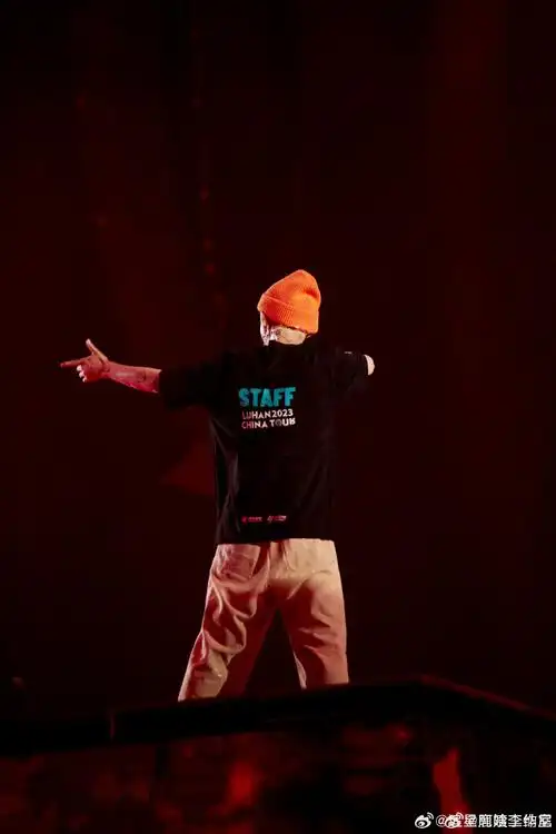 鹿晗好喜欢自己背影