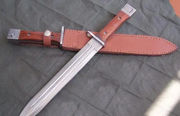 当作刺刀使用时,可以配置在步枪上用于拼刺;当作匕首使用时,可以双刃