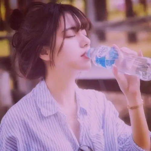 求一头像 女生喝水的头像!卡通,真人都行!感谢要高清的哦(> )