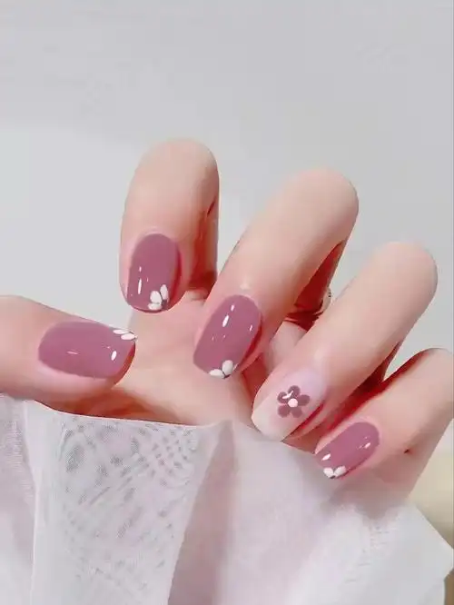 清新感甲面点缀小花花94衬托着美甲好仙啊7015很适合春夏做的