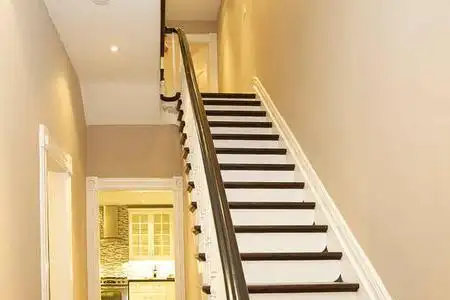 农村自建房楼梯会碰头吗