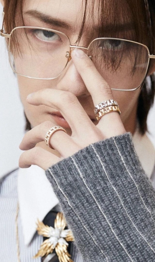 王一博的手简直是手控党的福利:手比脸大,这个反差绝了!