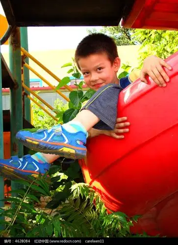 坐在滑滑梯偷笑的孩子高清图片下载_红动中国