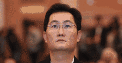 2050年,80岁的马化腾坐在椅子上,看着舷窗外的的太空.