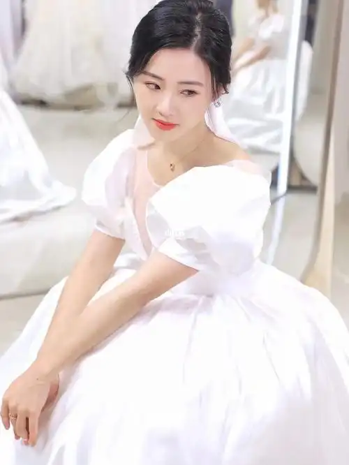 有幸到#amy  家体验试纱,一进去就被眼前光彩夺目的白纱吸引了,镶钻的