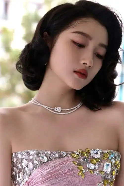 关晓彤戛纳国际电影节造型:浪漫绝美