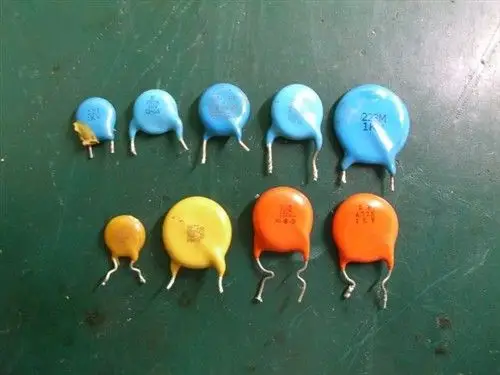 y电容的外观如照片呈圆饼状