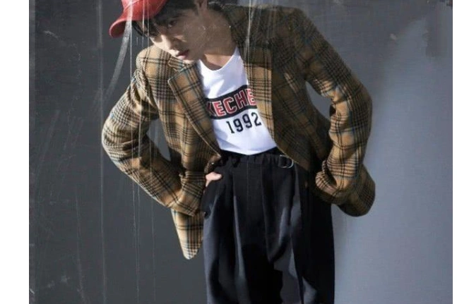 有种瘦叫肖战穿紧身裤,松得可以塞个巴掌,难怪男神这般有气质