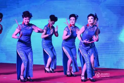 济南广场舞大赛 大妈热辣旗袍大秀一字马