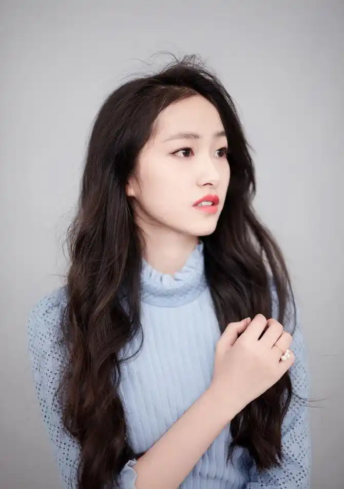 杨肸子天蓝色镂空蛋糕裙优雅迷人,网友:又一个"奶茶妹妹"诞生