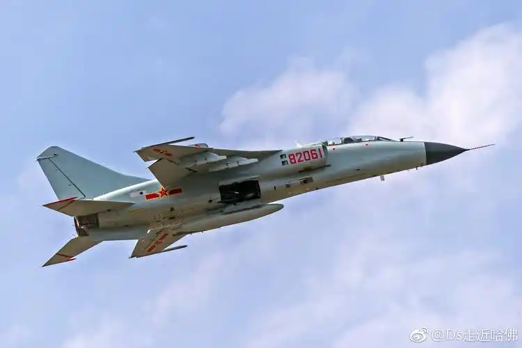 一架经历特殊的歼轰7飞机.飞豹刚装备部队时,故障率奇高