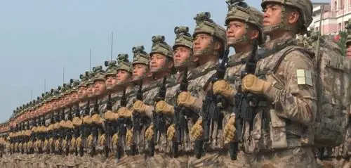 解放军新迷彩服暗示什么?这才是真正的变化,让敌对国家担心