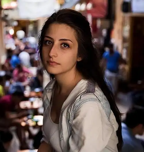 人的血脉被稀释了,越来越多的人变成混血儿,成为高鼻梁大眼睛还有薄