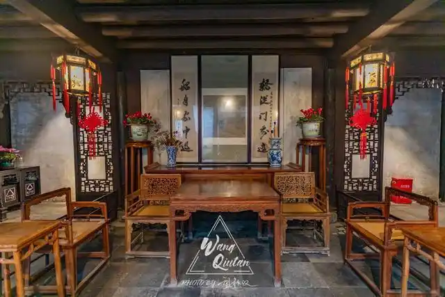 女大三抱的金砖,有依无靠的椅子……一座周庄张厅,藏着无数奥秘