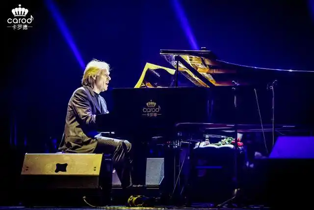 理查德·克莱德曼驾轻就熟地演奏了多首经典钢琴曲目与电影配乐,后更